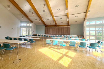 Großer Saal mit Bühne